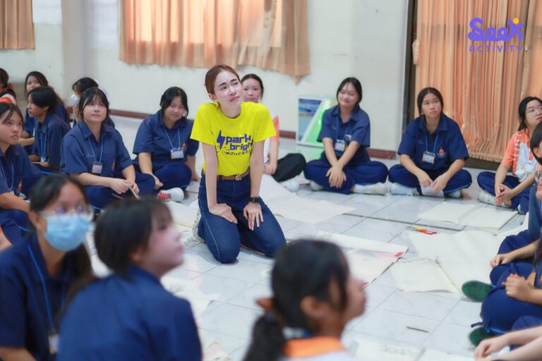 วิทยากรค่ายภาษาอังกฤษ English camp ช่วยนักเรียนทำงานกลุ่ม