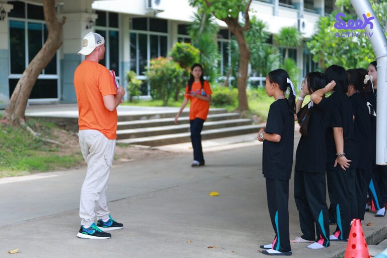 วิทยากรให้คำแนะนำนักเรียนขณะทำกิจกรรมกลุ่มในค่ายภาษาอังกฤษ English camp