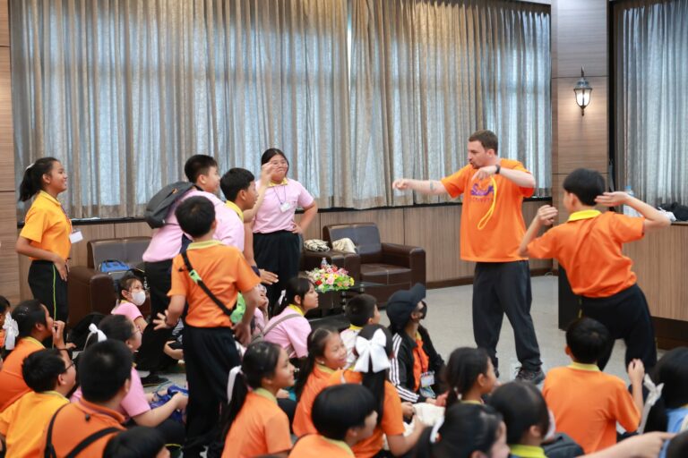 ภาพหมู่นักเรียนและทีมงานในค่ายภาษาอังกฤษที่จัดโดย SeekActivity
