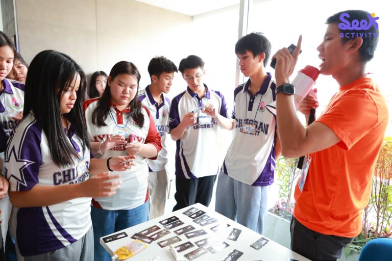วิทยากร Seek Activity จัดค่ายวิทยาศาสตร์ อธิบายกิจกรรมทดลองวิทยาศาสตร์ให้นักเรียนมัธยม