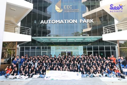 ภาพหมู่นักเรียนและทีมงานค่ายวิทยาศาสตร์ STEM หน้าอาคาร EEC Automation Park จัดค่ายวิทยาศาสตร์ โดย Seek Activity