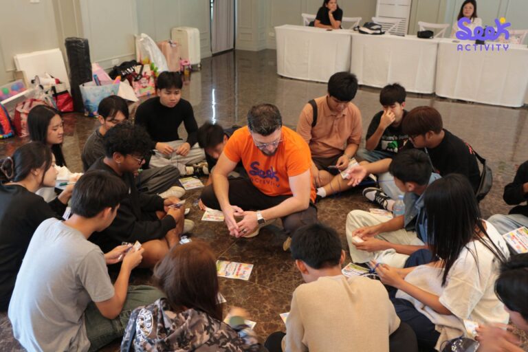 นักเรียนเล่นเกมภาษาอังกฤษเป็นกลุ่มในค่ายภาษาอังกฤษ