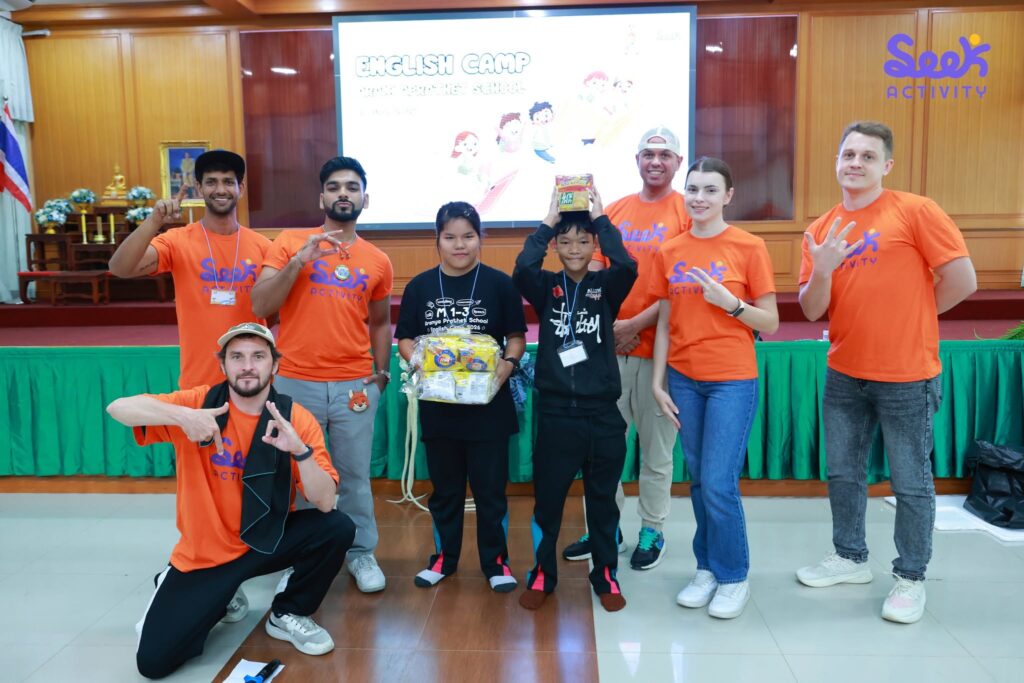 ทีมงานดูแลนักเรียนตลอดกิจกรรมค่ายวิทยาศาสตร์