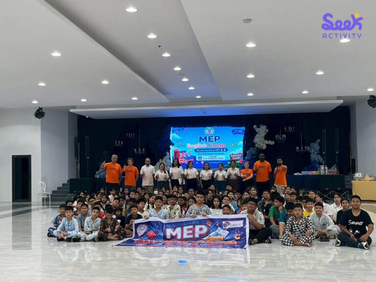นักเรียนทำกิจกรรมภาษาอังกฤษกลางแจ้งในค่าย