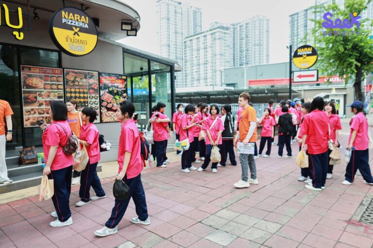 รับจัดค่ายภาษาอังกฤษ English Camp English on Tour นักเรียนเดินทัวร์เมืองกับทีมงาน Seek Activity