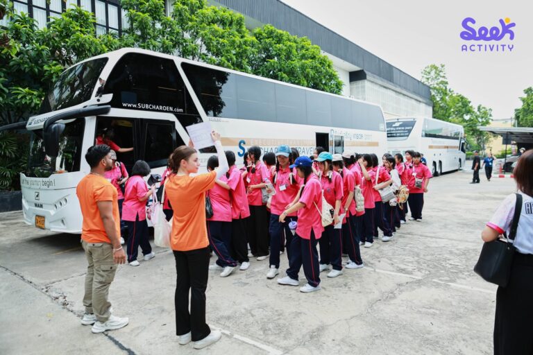 นักเรียนต่อแถวขึ้นรถบัสทัวร์พร้อมทีมงาน Seek Activity ระหว่างทริป English on Tour
