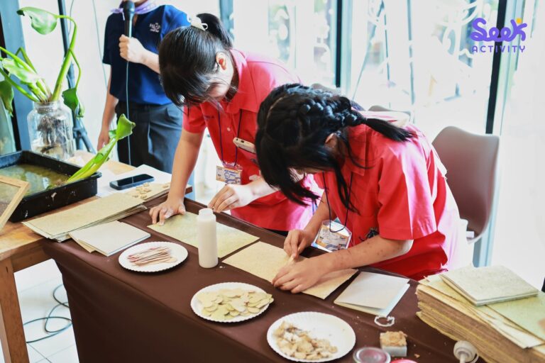 นักเรียนทำเวิร์คช็อปกระดาษสา กิจกรรม Hands-on ระหว่างทริป English on Tour