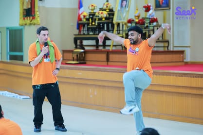 วิทยากรชาวต่างชาติจัดกิจกรรมละลายพฤติกรรมในค่ายภาษาอังกฤษ (English Camp) สำหรับนักเรียน โดยทีมรับจัดค่ายภาษาอังกฤษ Seek Activity