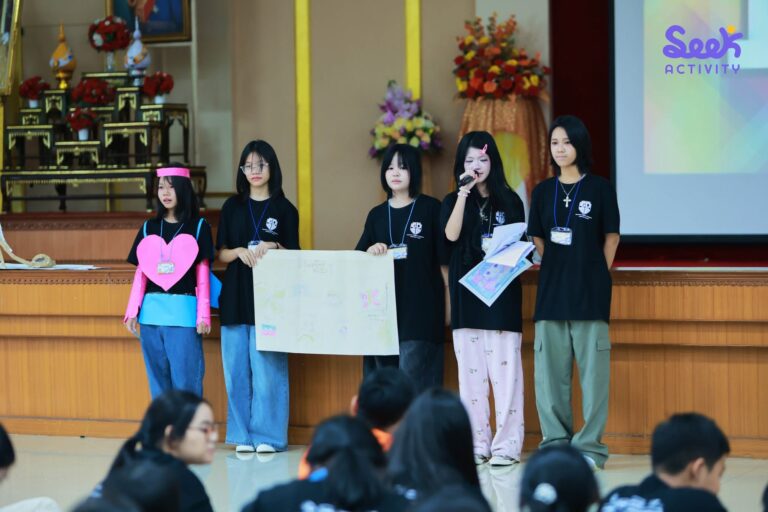 นักเรียนนำเสนอผลงานเป็นภาษาอังกฤษในกิจกรรมค่ายภาษาอังกฤษ ส่งเสริมความกล้าแสดงออกและการสื่อสารภาษาอังกฤษ