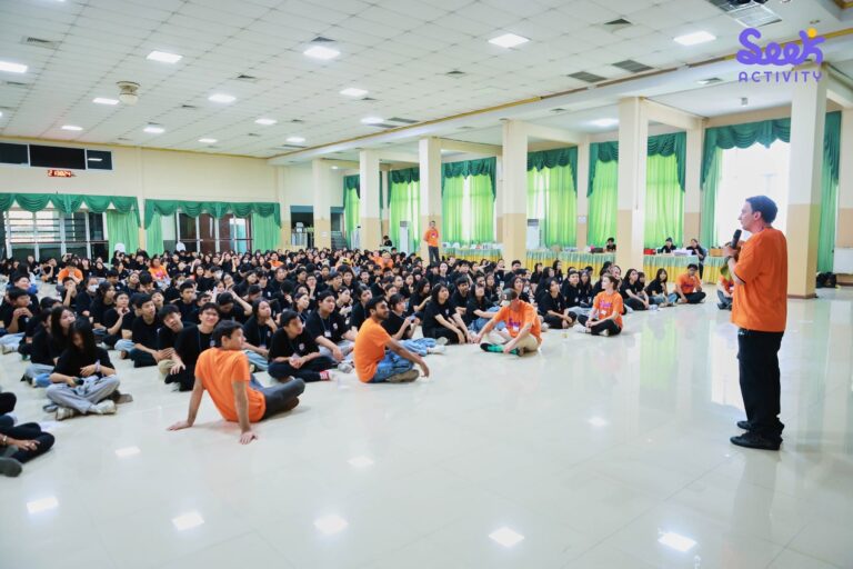 บรรยากาศการเรียนรู้ในค่ายภาษาอังกฤษ (English Camp) ที่เน้นกิจกรรมภาษาอังกฤษและการมีส่วนร่วมของนักเรียนทั้งโรงเรียน