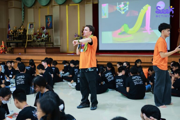 วิทยากรชาวต่างชาติอธิบายกิจกรรมภาษาอังกฤษระหว่างค่ายภาษาอังกฤษ เพื่อพัฒนาทักษะการสื่อสารภาษาอังกฤษของนักเรียน
