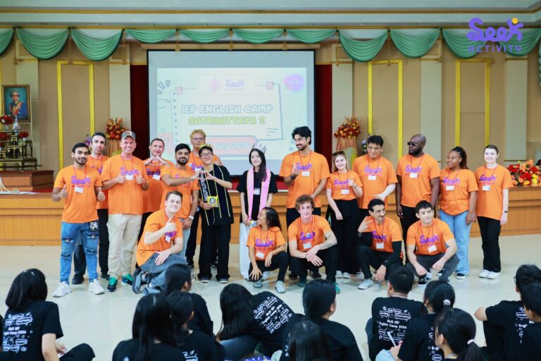 ภาพหมู่ทีมวิทยากรและนักเรียนที่เข้าร่วมค่ายภาษาอังกฤษ (English Camp) โดยผู้เชี่ยวชาญด้านการรับจัดค่ายภาษาอังกฤษทั่วประเทศไทย