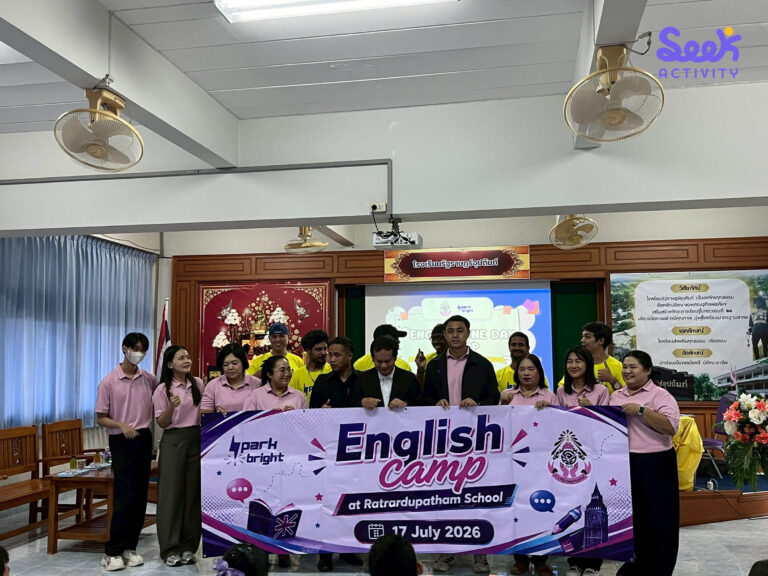 ภาพหมู่นักเรียน อาจารย์และทีมงาน Seek Activity ในกิจกรรมค่ายภาษาอังกฤษ English Camp