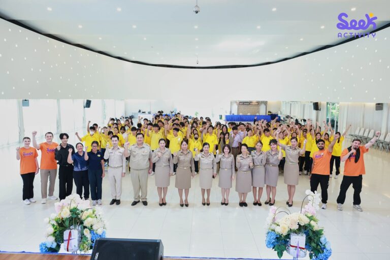 ภาพหมู่คณะครู นักเรียน และทีมงาน Seek Activity ร่วมถ่ายภาพในพิธีเปิดค่ายภาษาอังกฤษและวิทยาศาสตร์
