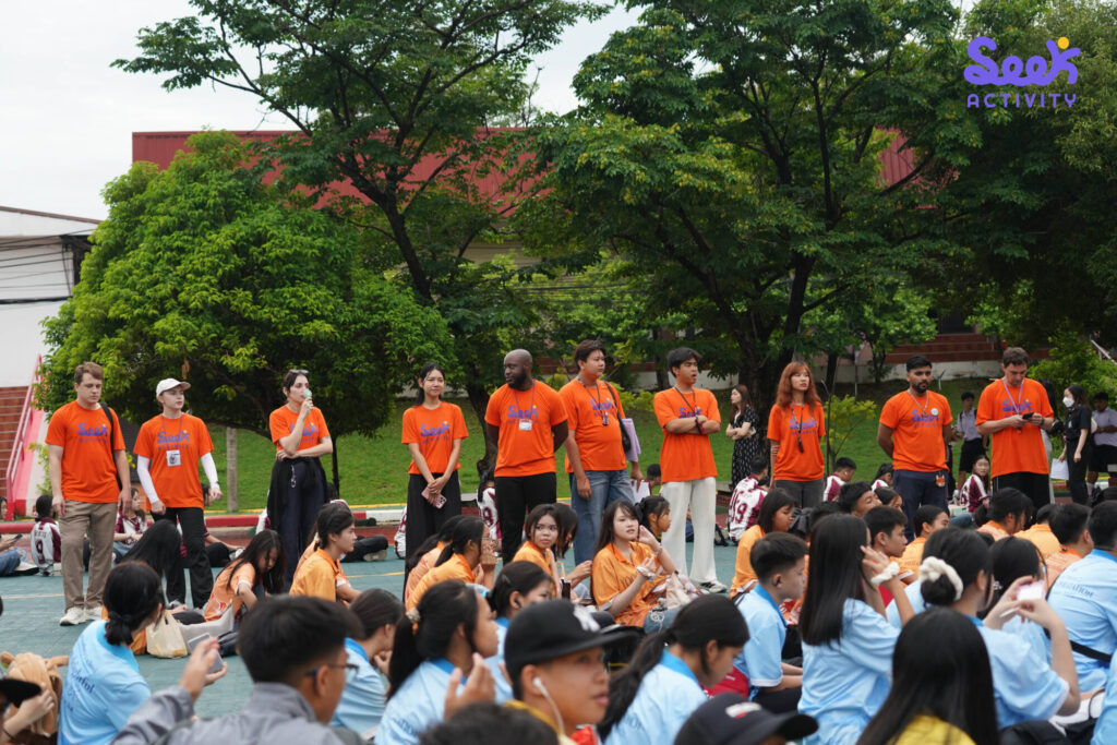 กิจกรรมกลางแจ้ง นักเรียนและครูร่วมทำกิจกรรมสร้างทีมเวิร์ค