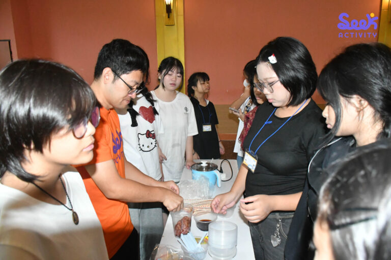 นักเรียนทำกิจกรรมกลุ่มและแก้โจทย์ร่วมกันในค่ายภาษาจีน Chinese Camp