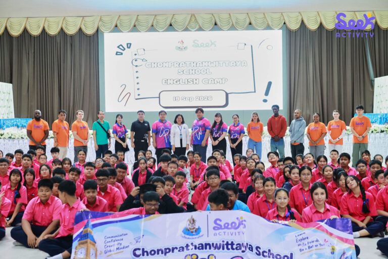 นักเรียนโรงเรียนชลประทานวิทยาและทีมงาน Seek Activity ร่วมถ่ายภาพในกิจกรรม English Camp
