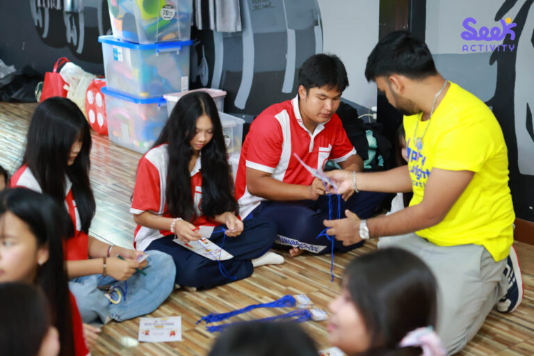 วิทยากรช่วยนักเรียนจัดทำป้ายคล้องคอระหว่างกิจกรรม English & Chinese Camp